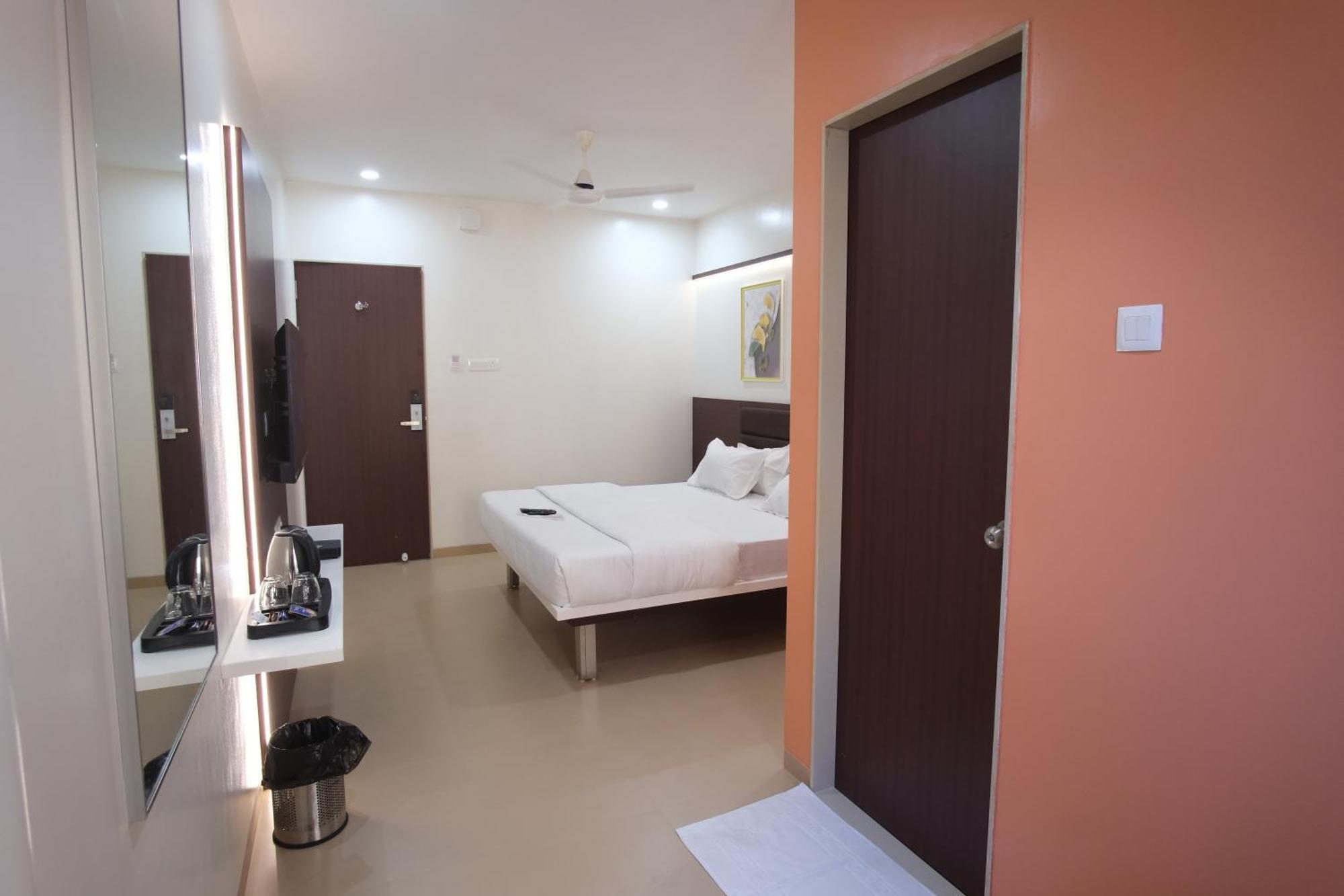 Hotel Haldi Насик Экстерьер фото